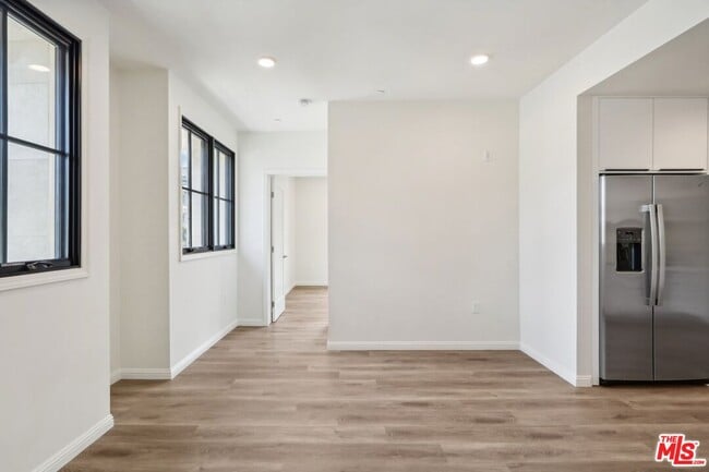 Building Photo - 951 S Wilton Pl