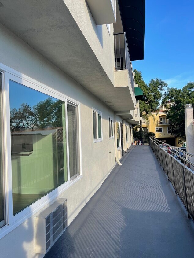 Foto principal - 1045 N Edinburgh Avenue Apartments