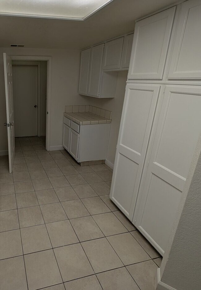 Building Photo - Spacious 2-Bedroom, 2.5-Bathroom Home on Q...
