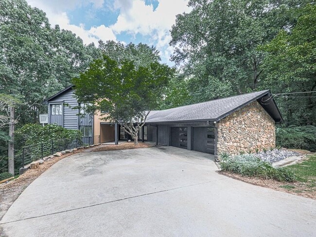 Building Photo - 120 Huntcliff Point NE
