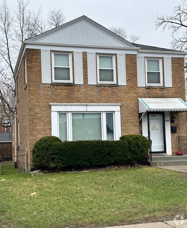 Indian Boundary Park Apartments for Rent with Hardwood Floors Chicago