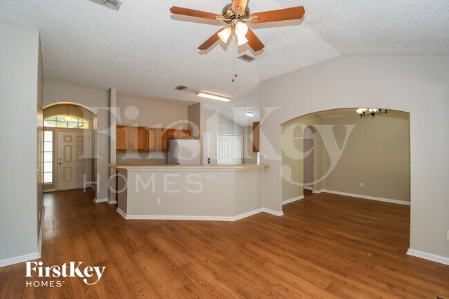Building Photo - 729 MacKenzie Cir