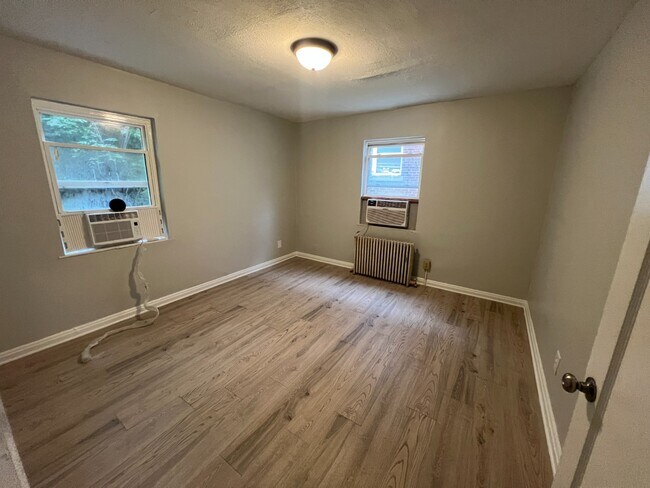 Foto del edificio - Spacious, Newly Updated 1-Bed Near UC & Downtown — Off-Street Parking, Radiant Heat