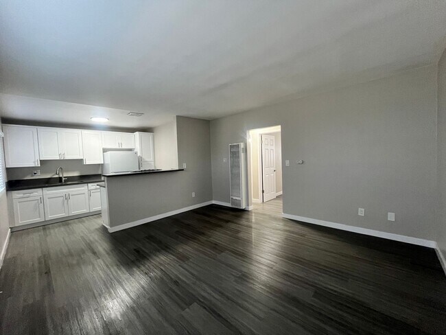 Foto del edificio - BEAUTIFUL 2 BEDROOM 1 BATH UPSTAIRS, MOVE-IN READY!
