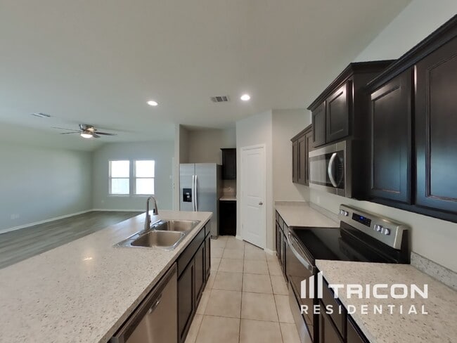 Foto del edificio - 8832 Ring Gold Dr