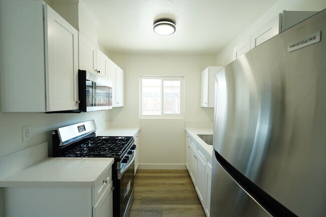 Foto del edificio - 3447-3449 Dwight Ave