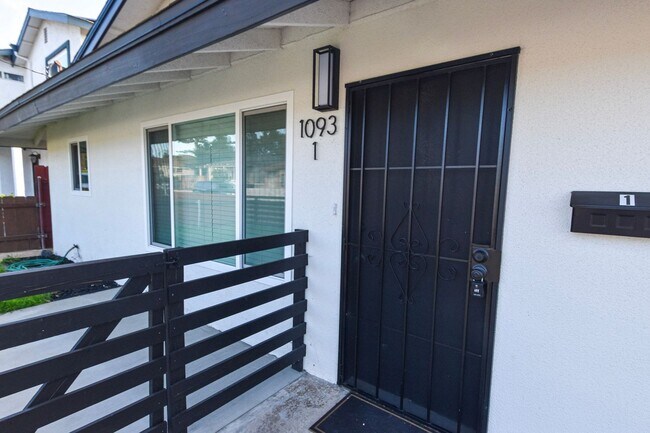 Building Photo - Available unfurnished  long term home in I...
