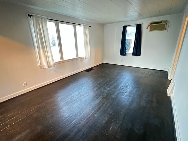 Foto del edificio - Spacious 3+ bed/2 bath home! Large fenced yard, garage, shed, w/d, a/c, d/w & more!