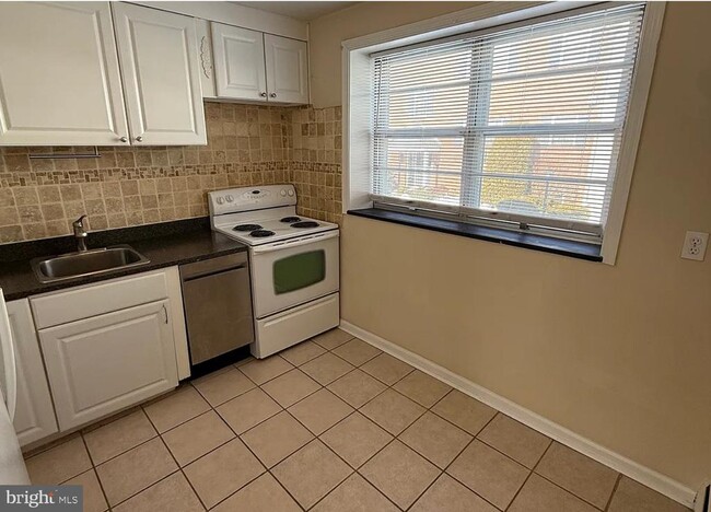 Building Photo - 53 Llanfair Rd