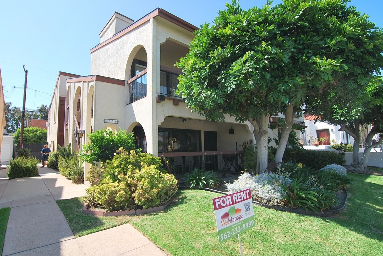 Foto principal - Upper Level 3 Bedroom Belmont Shore Apartment