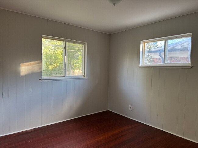 Foto del edificio - Three bedroom home with two bathrooms, fin...