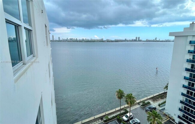 Foto del edificio - 7501 E Treasure Dr