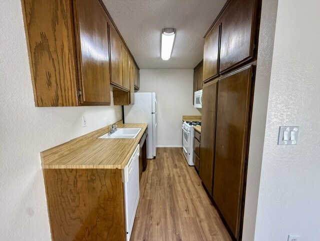 Cocina - 11819 Kiowa Ave