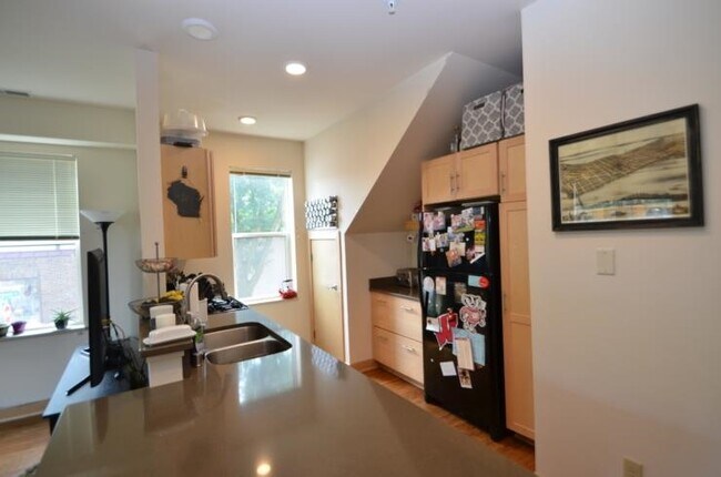 Foto del edificio - 2225 Atwood Ave