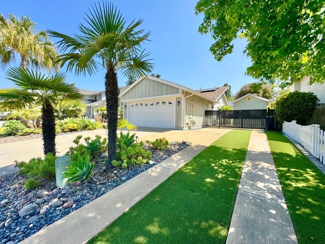 Building Photo - Beautiful 3 Bedroom/2 Bathroom House Locat...