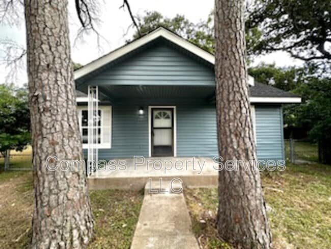 Building Photo - 300 N Oak Dr