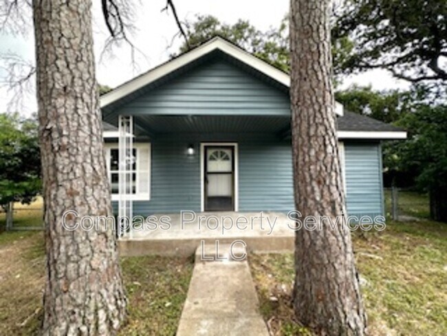 Foto del edificio - 300 N Oak Dr