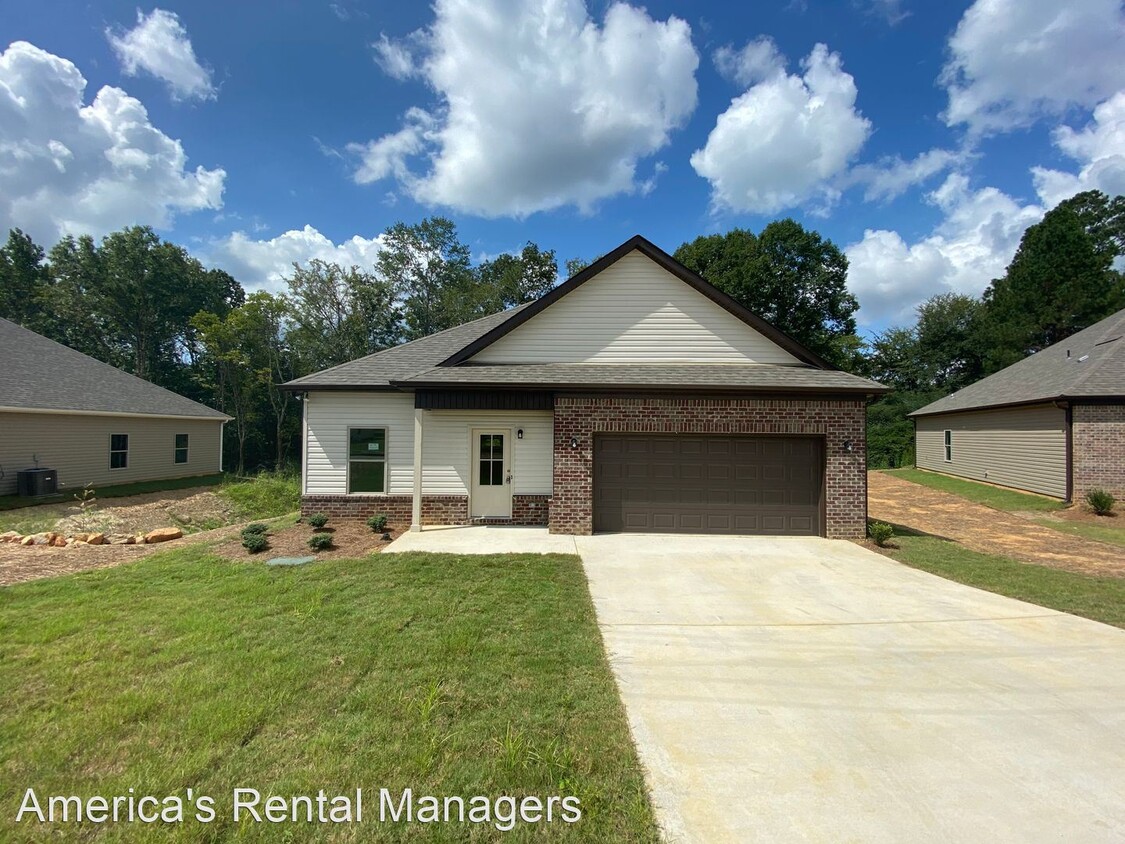 Primary Photo - 3 br, 2 bath House - 415 White Oak Circle