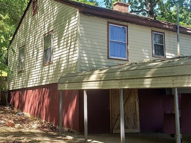 Building Photo - 1400 E 11th St
