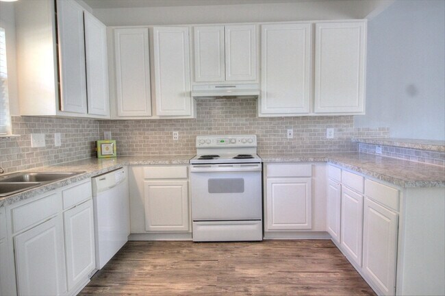 Foto del edificio - Nice 3 bedroom townhouse in SW Durham!