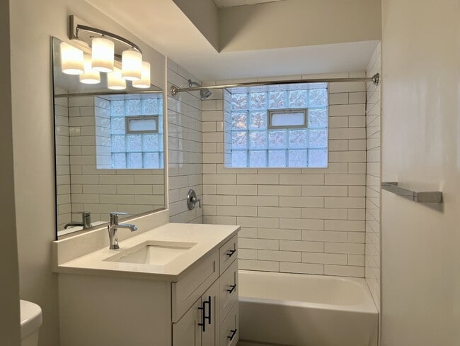 Foto del edificio - Great Three bed Two bath apartment right near downtown La Grange - Private Patio