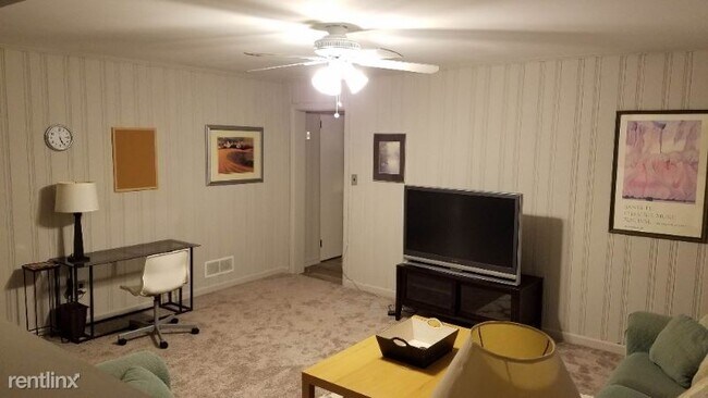 Foto del edificio - 2221 Spring Creek Rd