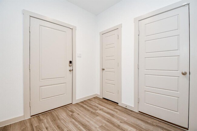 Building Photo - 7811 Elm Birch Ln