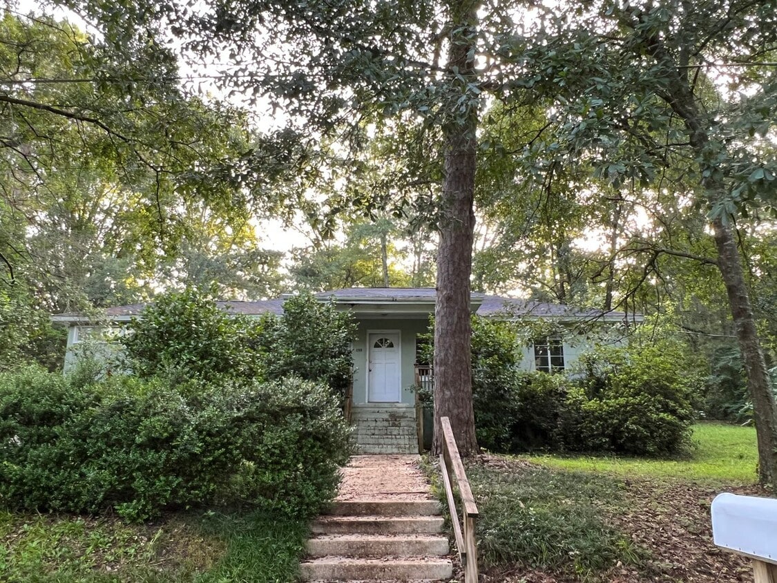 Building Photo - 2318 Amelia Circle - All of the Charm!