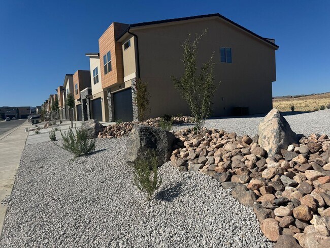 Building Photo - Beautiful FOUR Bedroom Home!