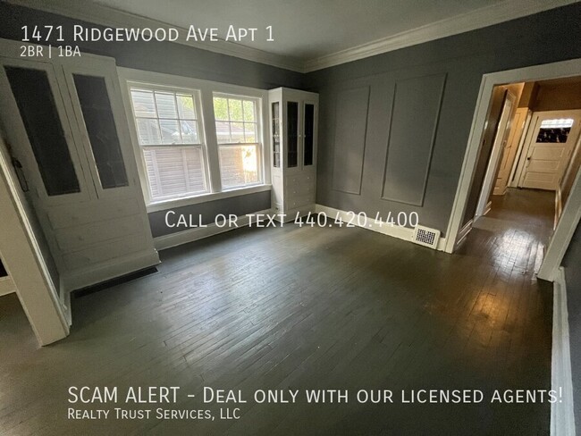 Building Photo - Updated 2 bed 1 bath lower unit with hardw...