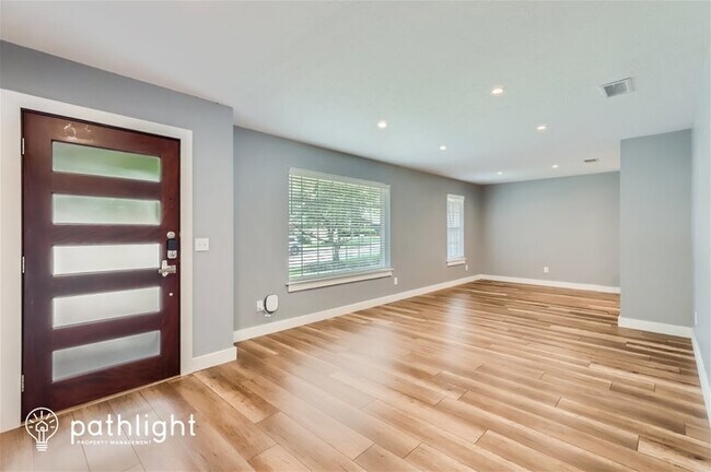 Foto del edificio - 2913 Brookview Drive
