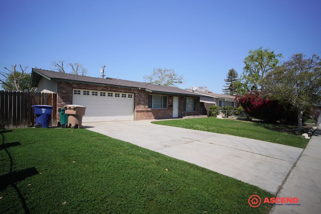 Primary Photo - Cute Home Near Valley Plaza Mall!