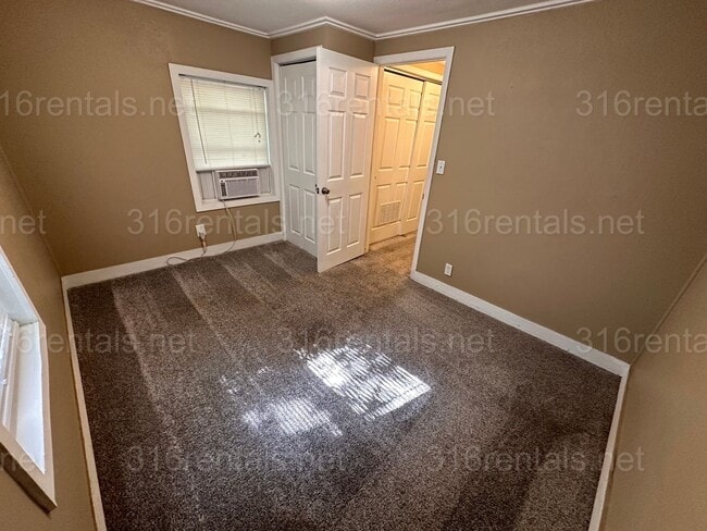 Foto del edificio - $625 - 1 bed 1 bath - Single Family Home secluded in the back of the main home 742 Hendryx