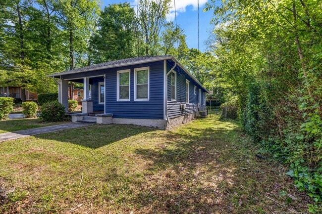 Building Photo - Charming 3 Bedroom, 2 Bathroom Home in the...