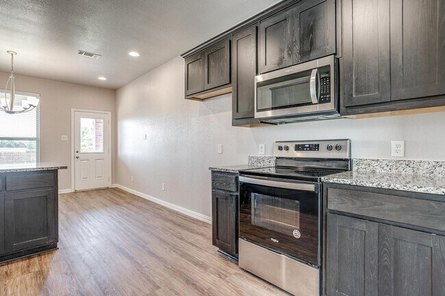 Building Photo - 3 bedroom Newer home MOVE IN SPECIAL
