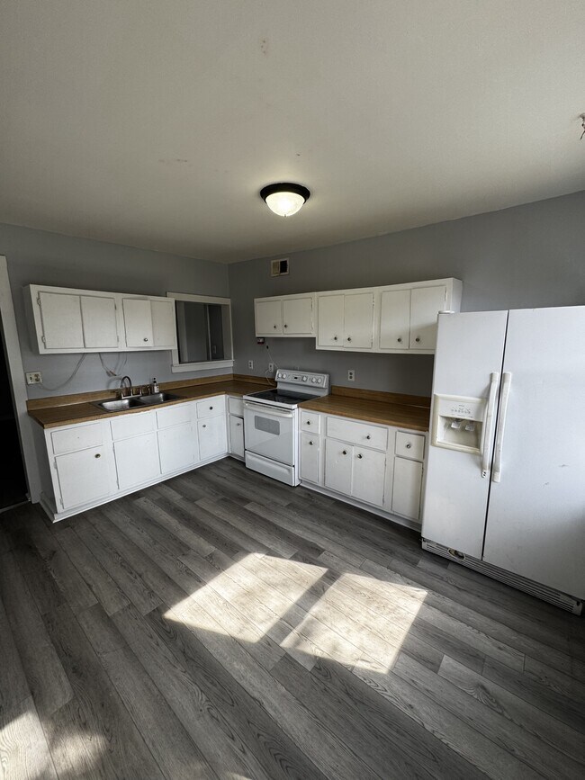 Building Photo - 225 W Martin St