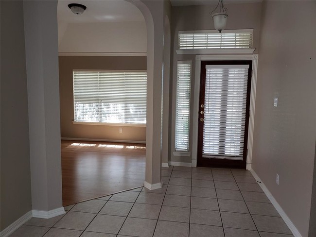 Building Photo - 17310 Canyon Knoll Dr
