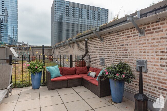 Building Photo - 8 W Monroe St