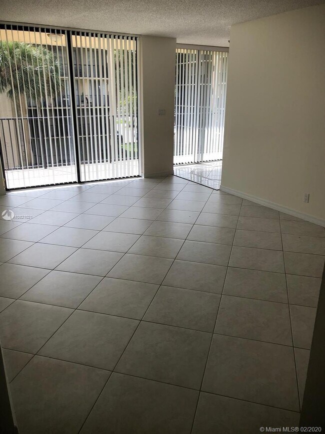 Foto del edificio - 3590 Blue Lake Dr
