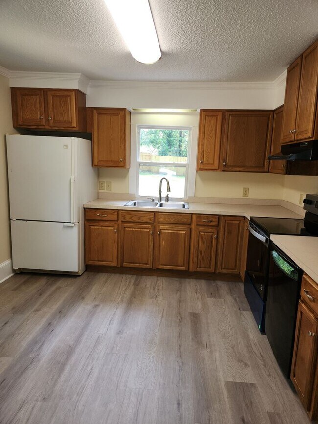 Building Photo - Lovley 3 Bedroom 2 Bath