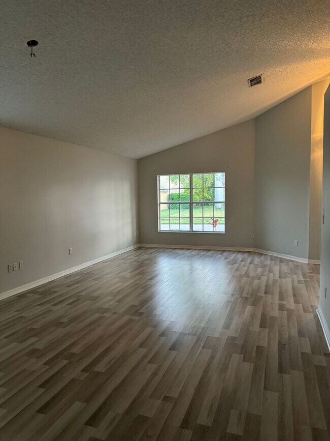 Foto del edificio - Cypress Lakes: 4 Bedroom, 2 Bath, 2 Car Ga...