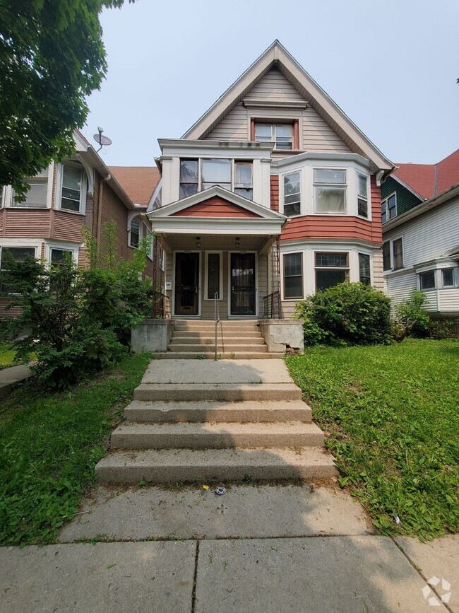 Building Photo - 2922-2924 W Juneau Ave. - 3 Unit
