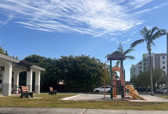 Foto del edificio - 13800 NE 3rd Ct