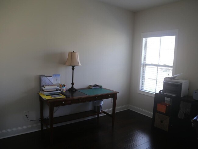 Building Photo - Luxury 4 Bedroom Townhome in gated communi...