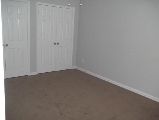 Foto del edificio - Freshly painted and new flooring in this 4...