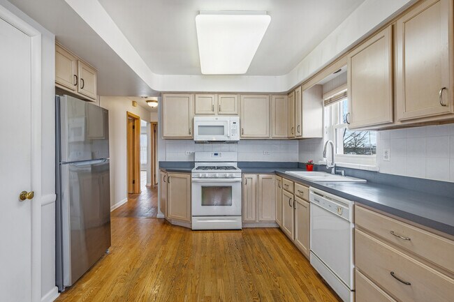 Building Photo - 8736 N Ozark Ave