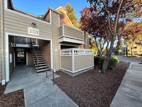 Building Photo - 150 Reflections Dr