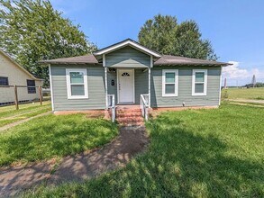 Building Photo - 5365 E Parkway Dr