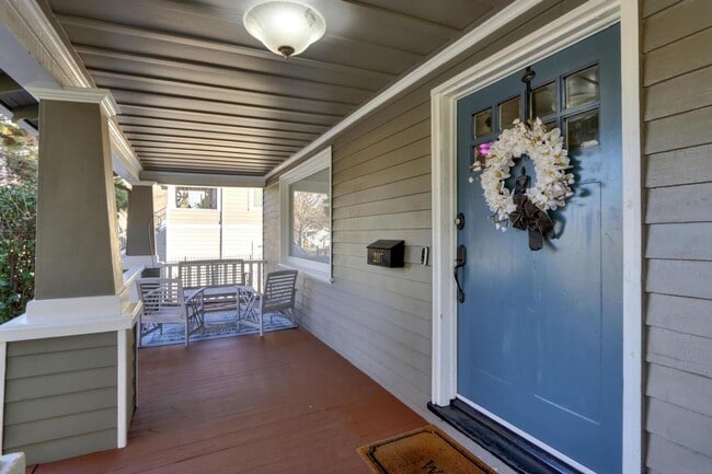 Building Photo - Beautifully Renovated 5 Bedroom Midtown Home