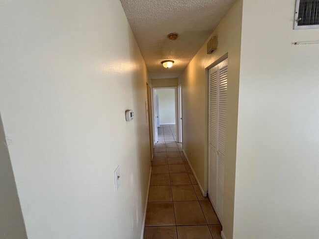 Foto del edificio - Unfurnished Annual Rental